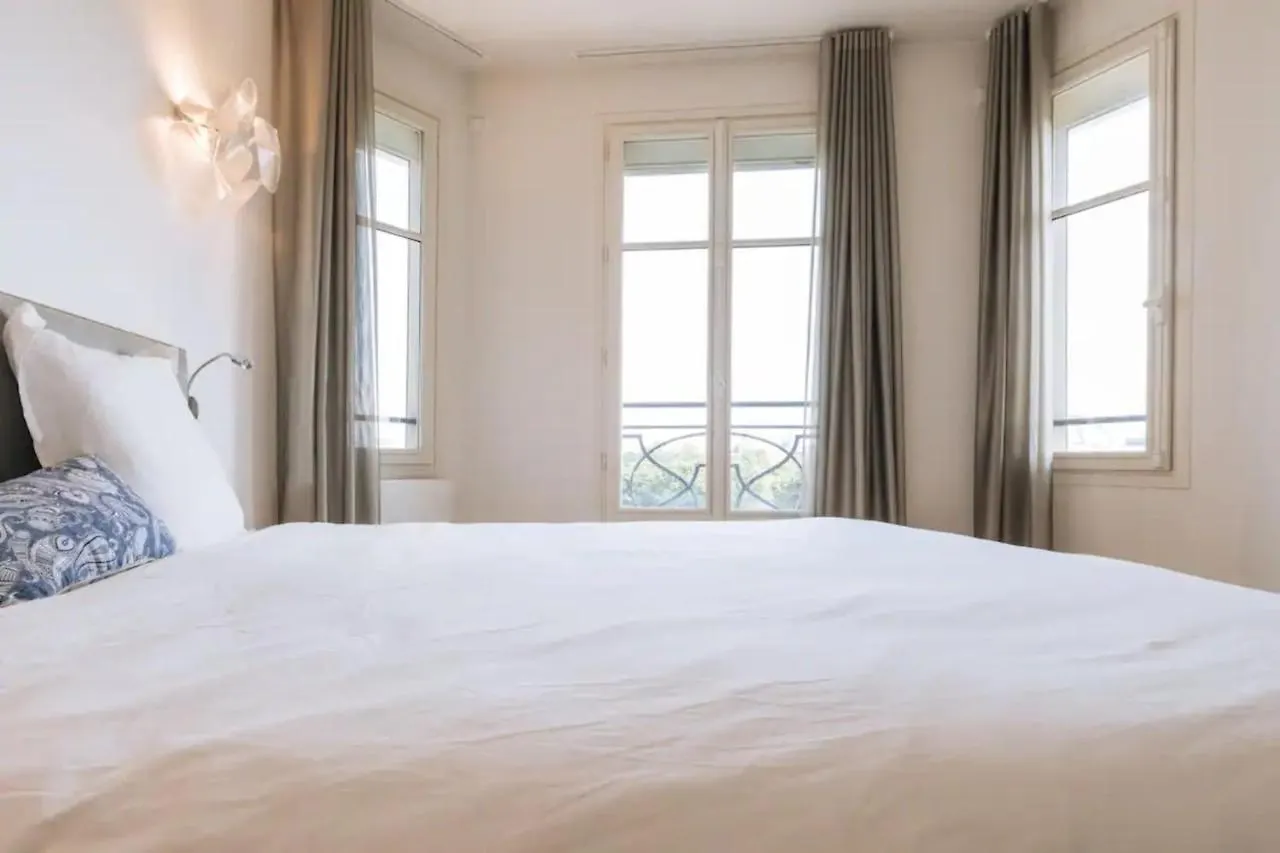 Central&Spacious 2Bd Apart For 4 In Champs Elysees Paris Fransa